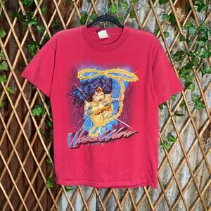Vintage Y2K wonder woman 1990s six flags superhero t-shirt